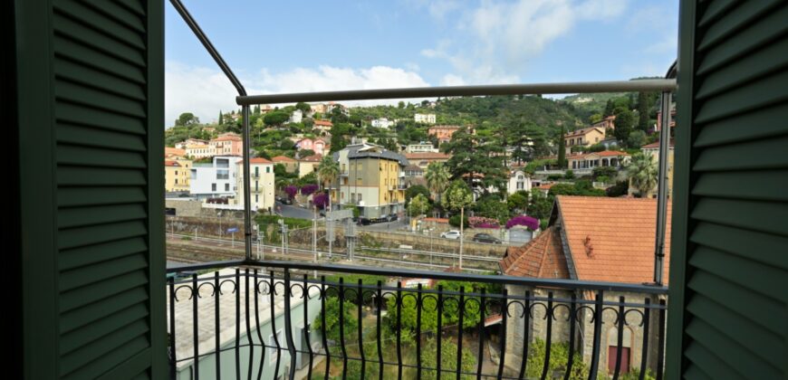 QUADRILOCALE CON DOPPIO BALCONE –  VIA GIBB/VIALE HANBURY – 150 m DAL MARE – ALASSIO