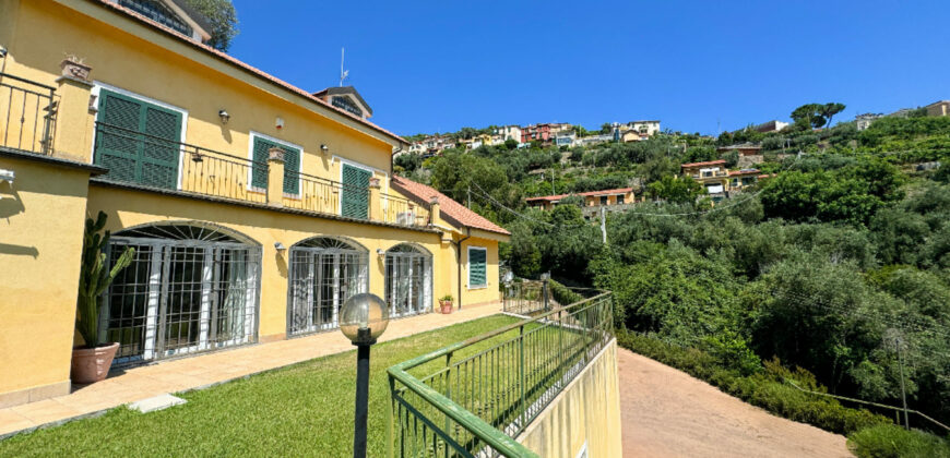 VILLA CON STUPENDA VISTA MARE –  VIA SOLVA – 1 KM DAL MARE – ALASSIO