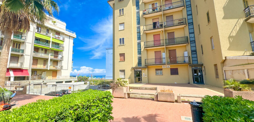 BILOCALE CON DOPPIO BALCONE VISTA MARE –  VIA AURELIA – SUL MARE – BORGHETTO S.SPIRITO