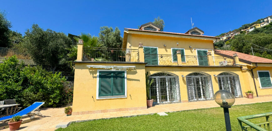 VILLA CON STUPENDA VISTA MARE –  VIA SOLVA – 1 KM DAL MARE – ALASSIO