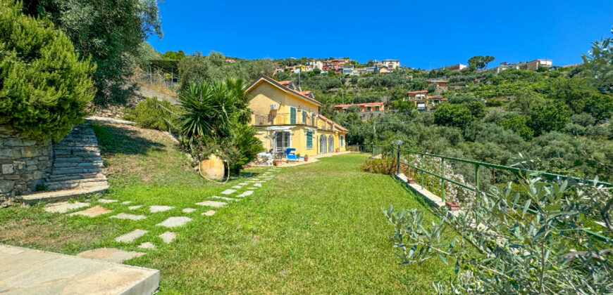 VILLA CON STUPENDA VISTA MARE –  VIA SOLVA – 1 KM DAL MARE – ALASSIO