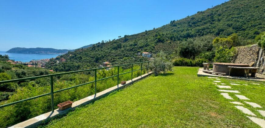 VILLA CON STUPENDA VISTA MARE –  VIA SOLVA – 1 KM DAL MARE – ALASSIO