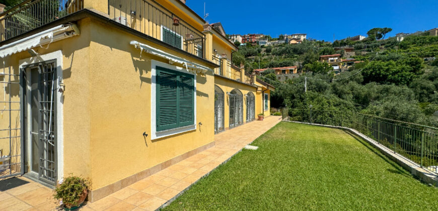 VILLA CON STUPENDA VISTA MARE –  VIA SOLVA – 1 KM DAL MARE – ALASSIO