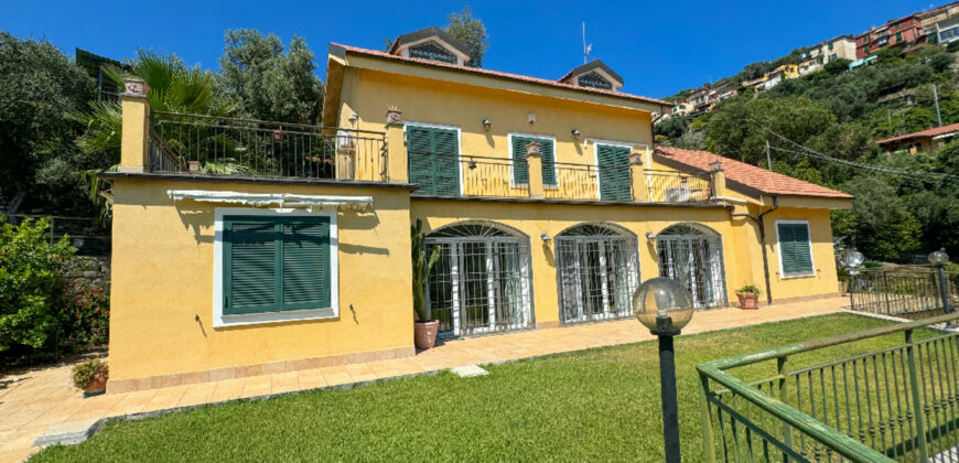 VILLA CON STUPENDA VISTA MARE –  VIA SOLVA – 1 KM DAL MARE – ALASSIO