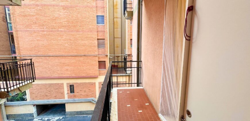 BILOCALE RISTRUTTURATO CON DOPPIO BALCONE – CORSO EUROPA – 50 m DAL MARE – BORGHETTO S.SPIRITO