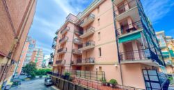 BILOCALE RISTRUTTURATO CON DOPPIO BALCONE – CORSO EUROPA – 50 m DAL MARE – BORGHETTO S.SPIRITO