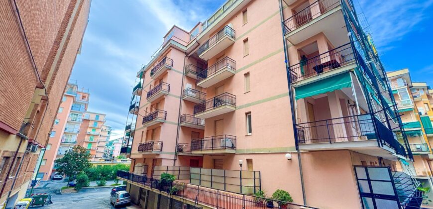 BILOCALE RISTRUTTURATO CON DOPPIO BALCONE – CORSO EUROPA – 50 m DAL MARE – BORGHETTO S.SPIRITO