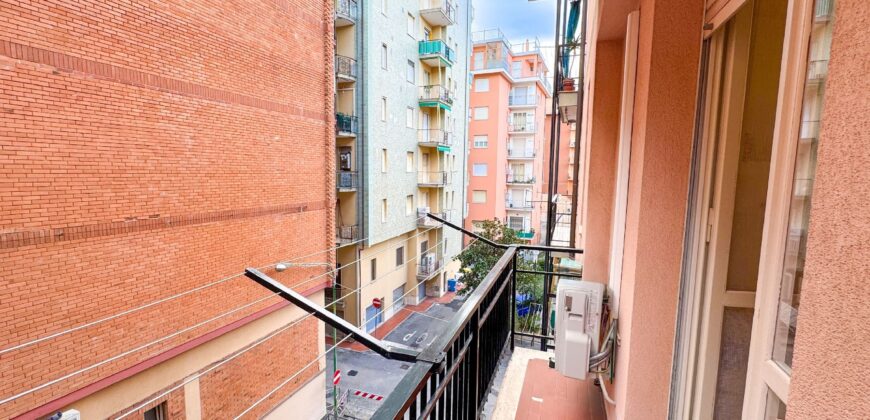 BILOCALE RISTRUTTURATO CON DOPPIO BALCONE – CORSO EUROPA – 50 m DAL MARE – BORGHETTO S.SPIRITO